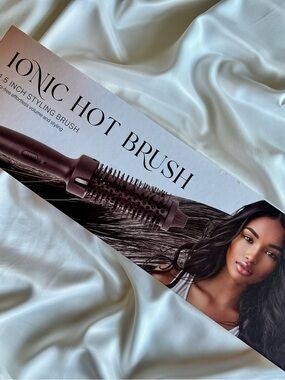 IONIC HOT BRUSH 
Black Heated Round Brush